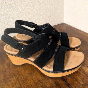 Clarks Women's Seannah Glow Wedge Sandal Size 9.5Wide, Black Suede. New in box.